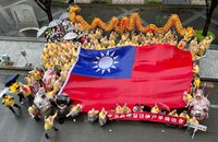 神戶祭展現台日友好 僑胞拉起巨幅國旗並舞龍